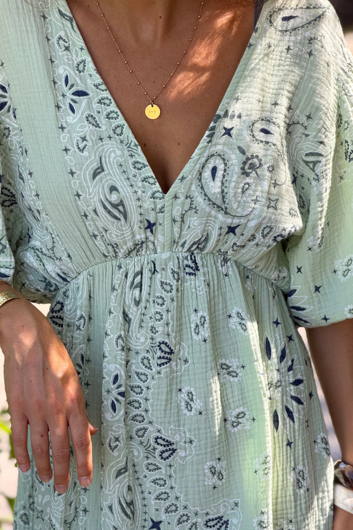 Robe longue en gaze de coton vert sauge imprimé bandana dos nu noeud
