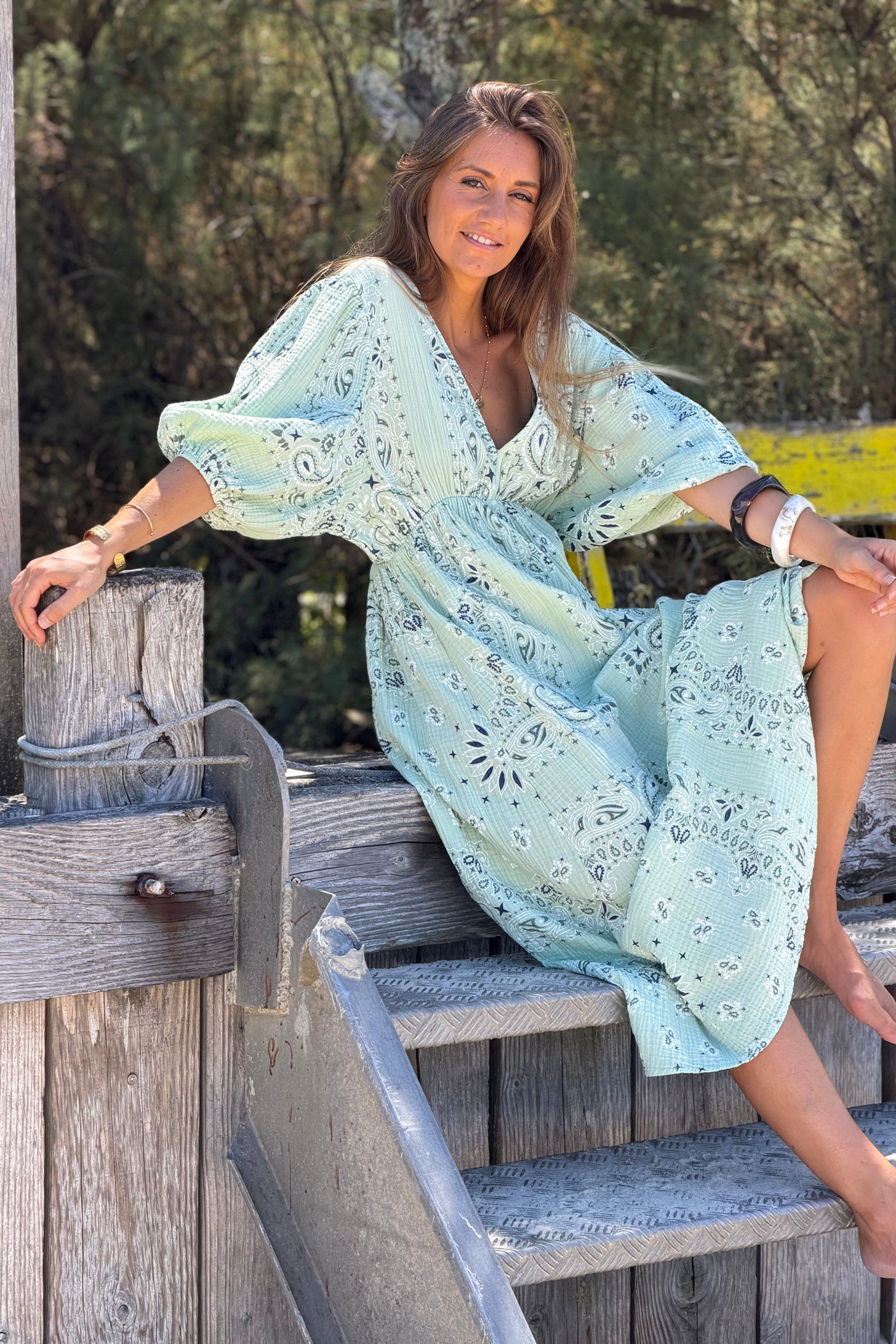 Robe longue en gaze de coton vert sauge imprimé bandana dos nu noeud