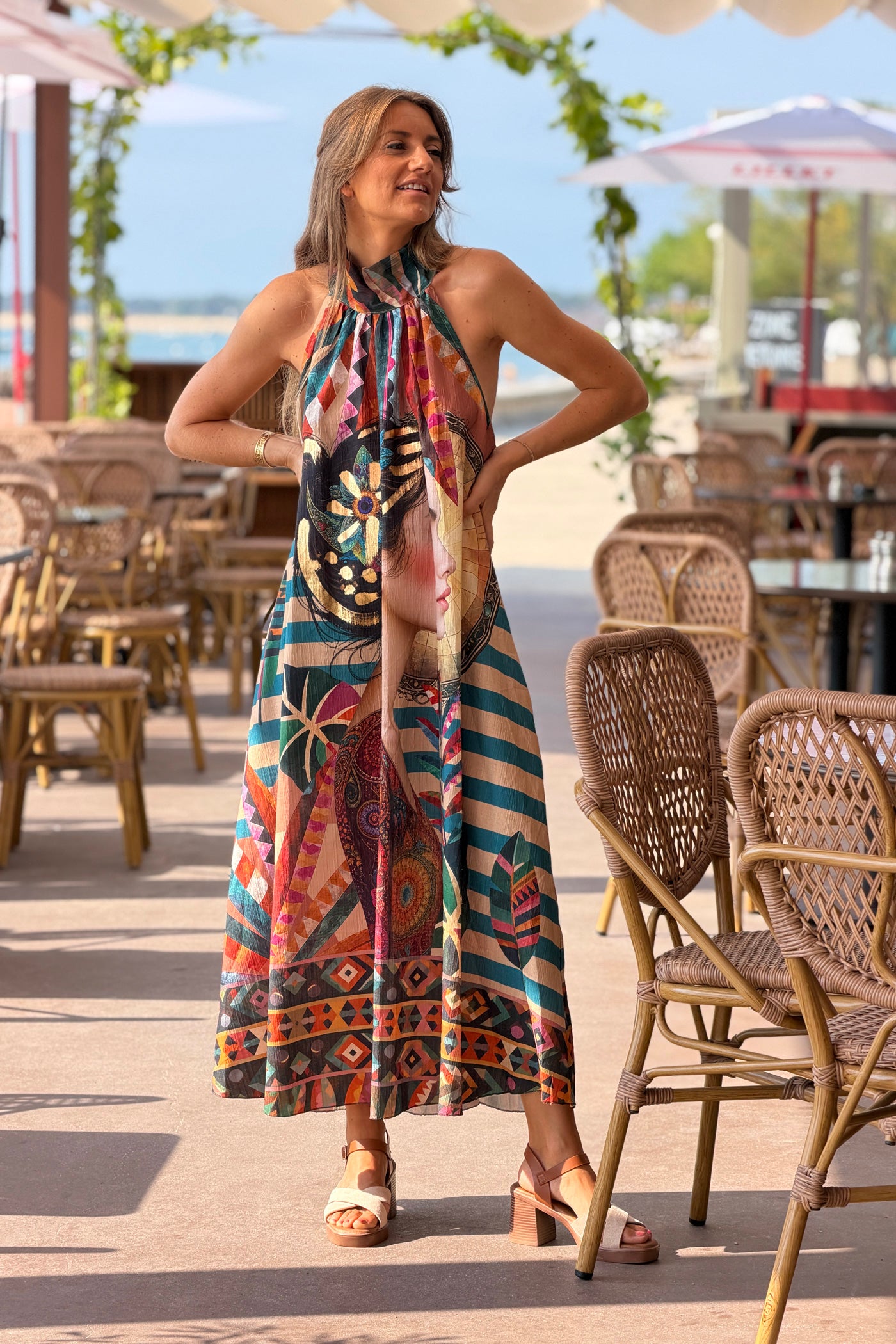 Robe longue et fluide imprimé coloré femme détail doré col montant à nouer