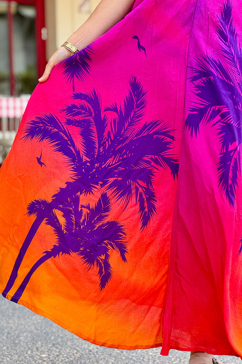 Robe longue fluide imprimé palmier sunset violet et orange à bretelles dos nu