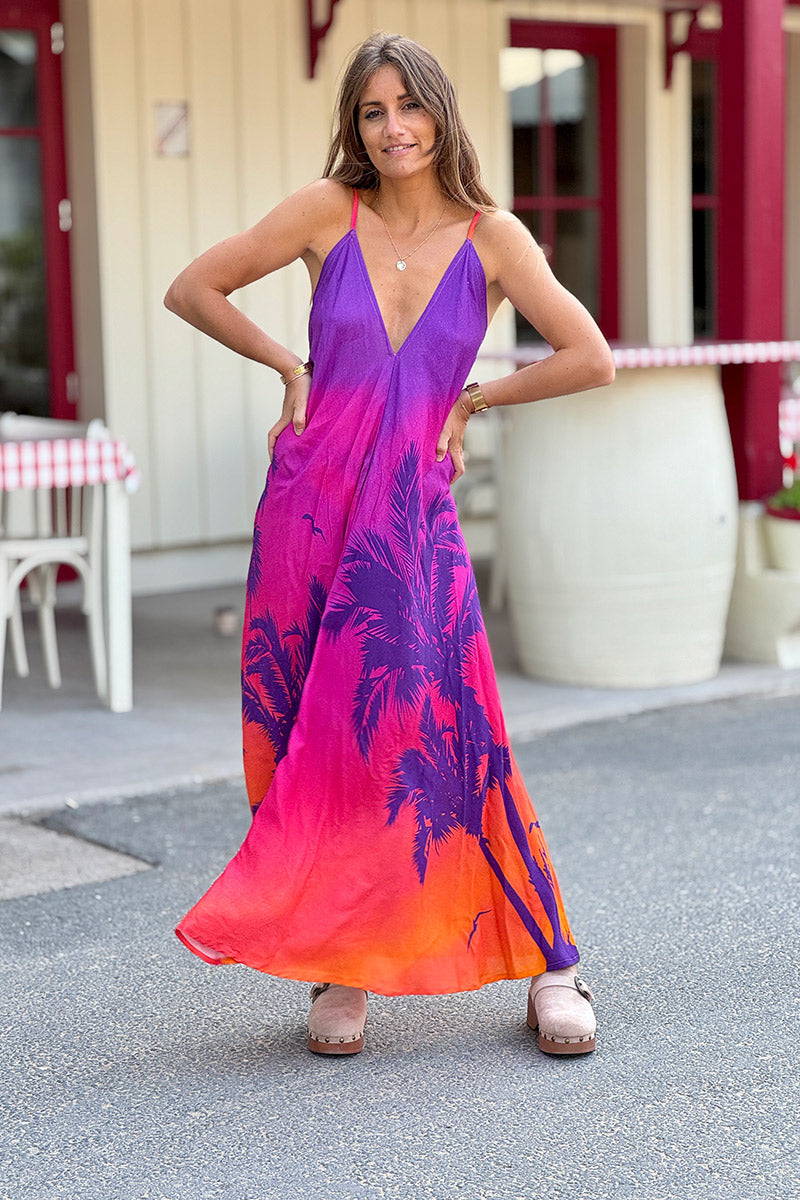 Robe longue fluide imprimé palmier sunset violet et orange à bretelles dos nu