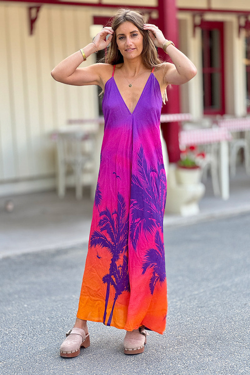Robe longue fluide imprimé palmier sunset violet et orange à bretelles dos nu