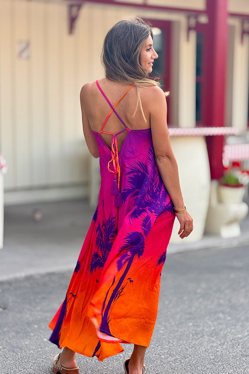 Robe longue fluide imprimé palmier sunset violet et orange à bretelles dos nu