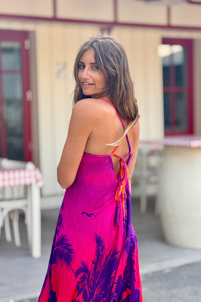 Robe longue fluide imprimé palmier sunset violet et orange à bretelles dos nu