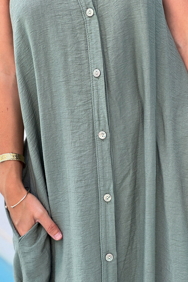Robe longue fluide kaki à boutons col chemise épaules et dos nus