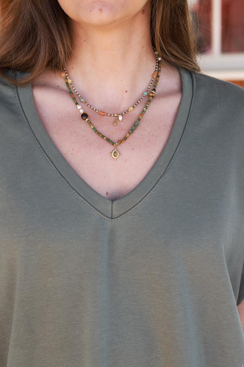 Ensemble de 2 colliers de perles fines dans les tons kaki avec pendentifs