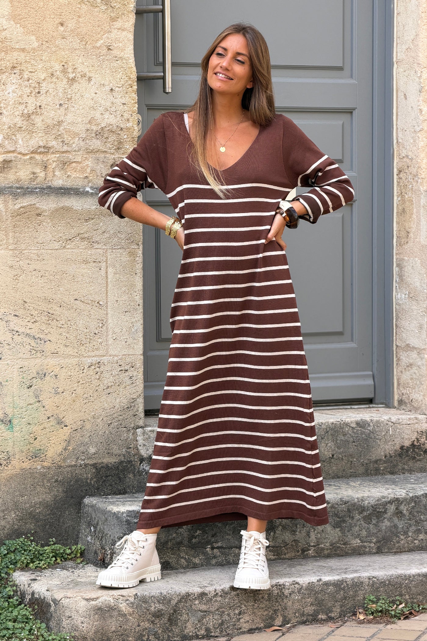 Robe longue marron à rayures style marinière en petite maille col V