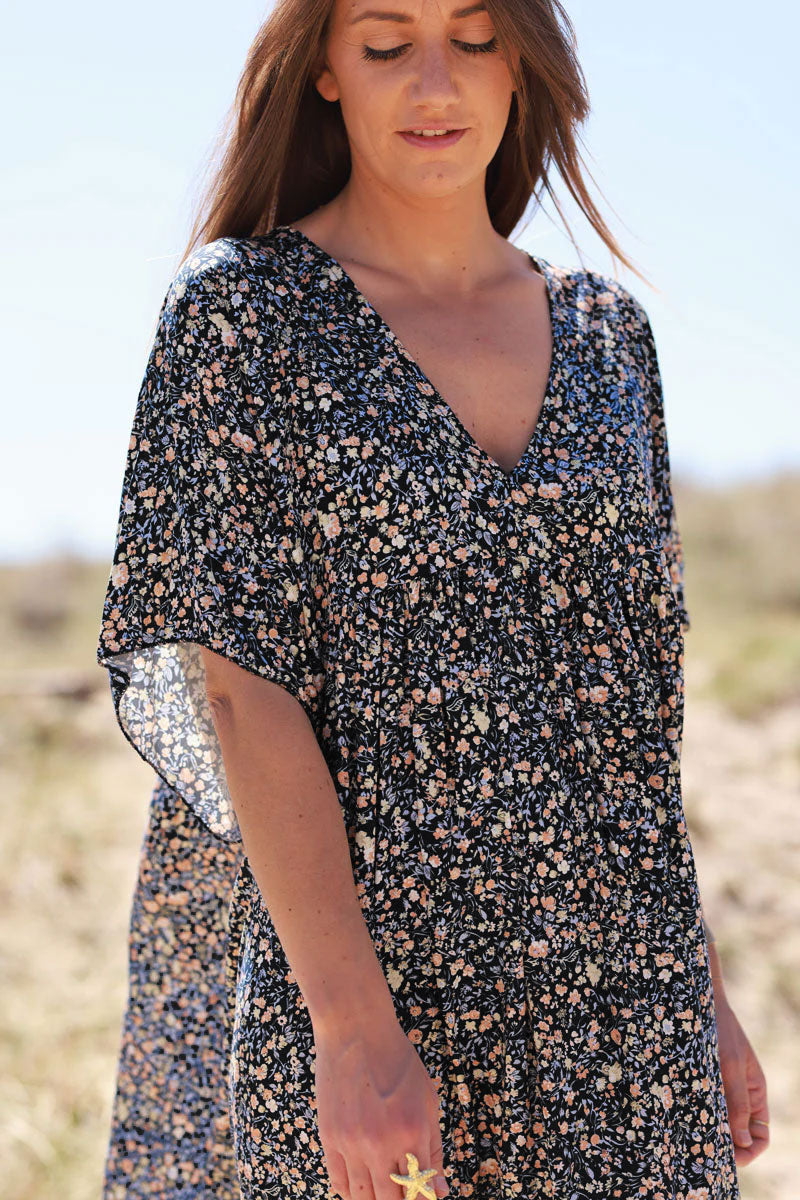 Robe longue fond noir fluide col V manches courtes imprimé liberty