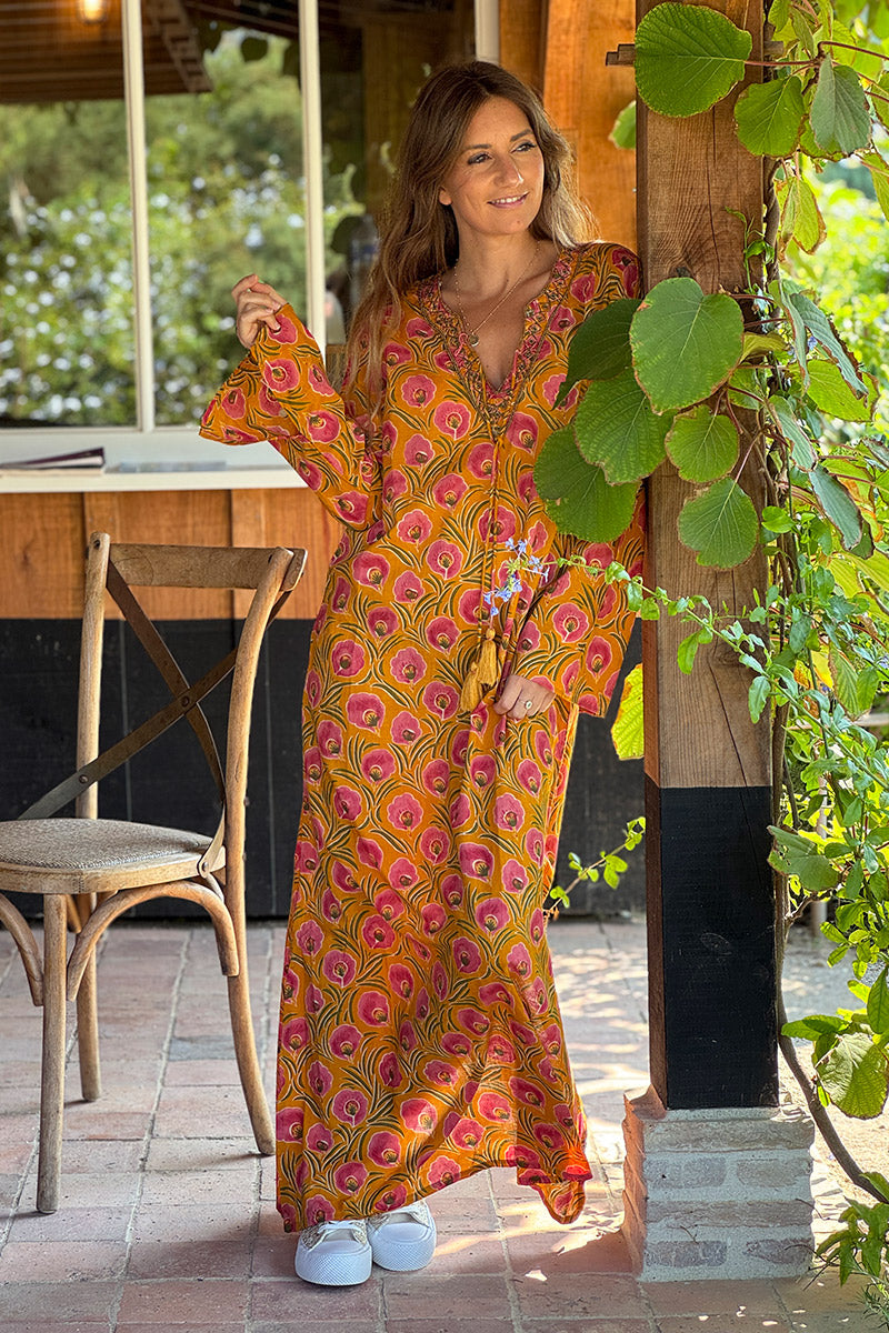 Robe longue orange en coton imprimé fleurs roses col perles et pompons