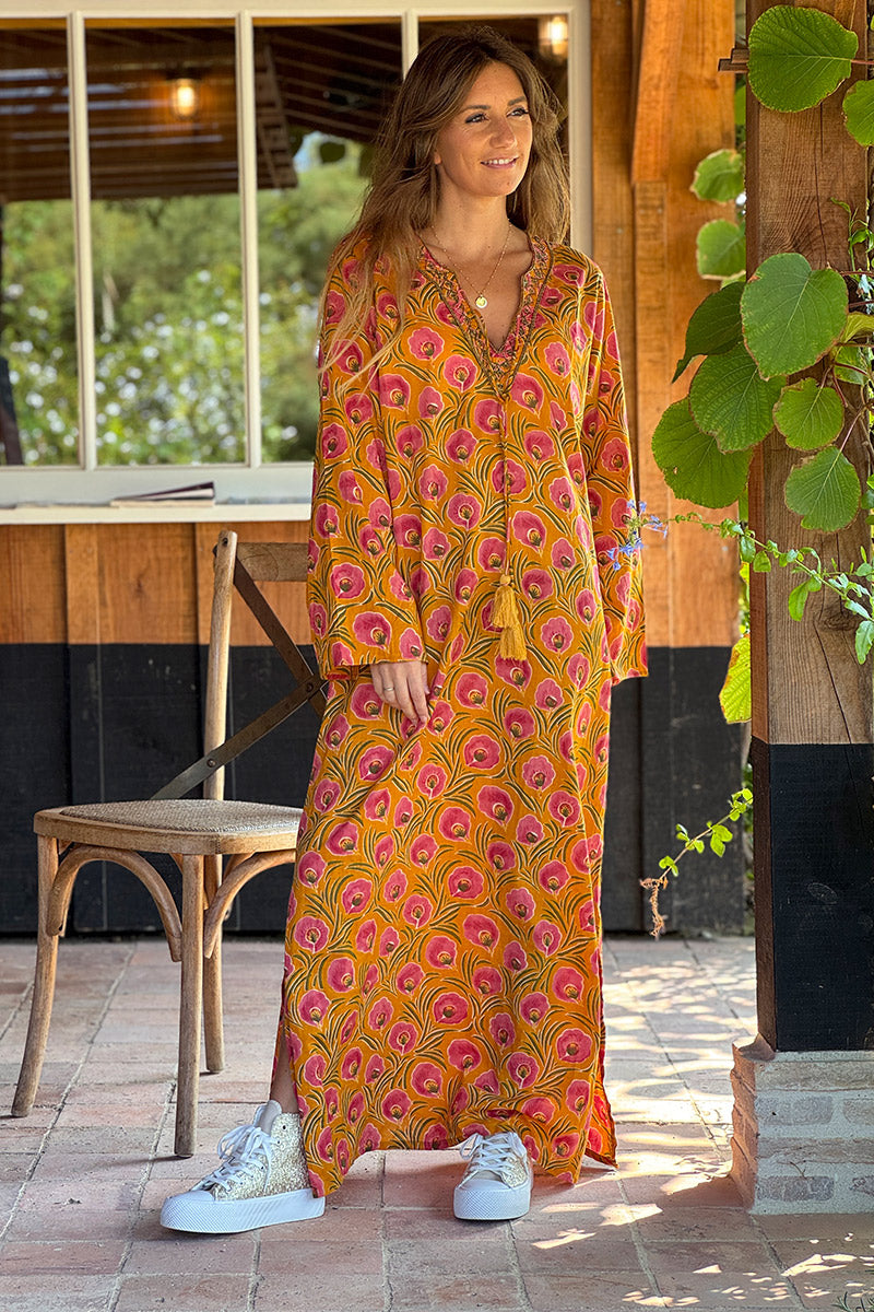 Robe longue orange en coton imprimé fleurs roses col perles et pompons