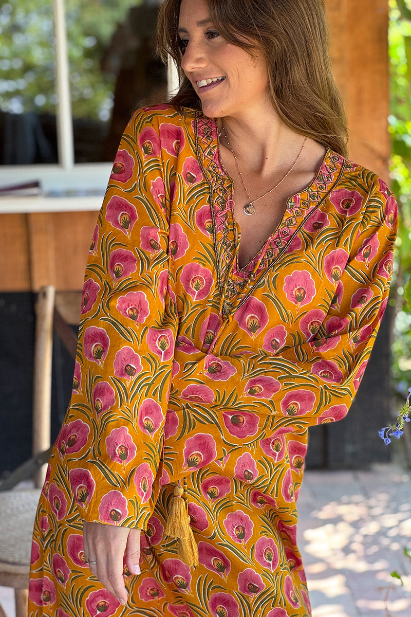 Robe longue orange en coton imprimé fleurs roses col perles et pompons