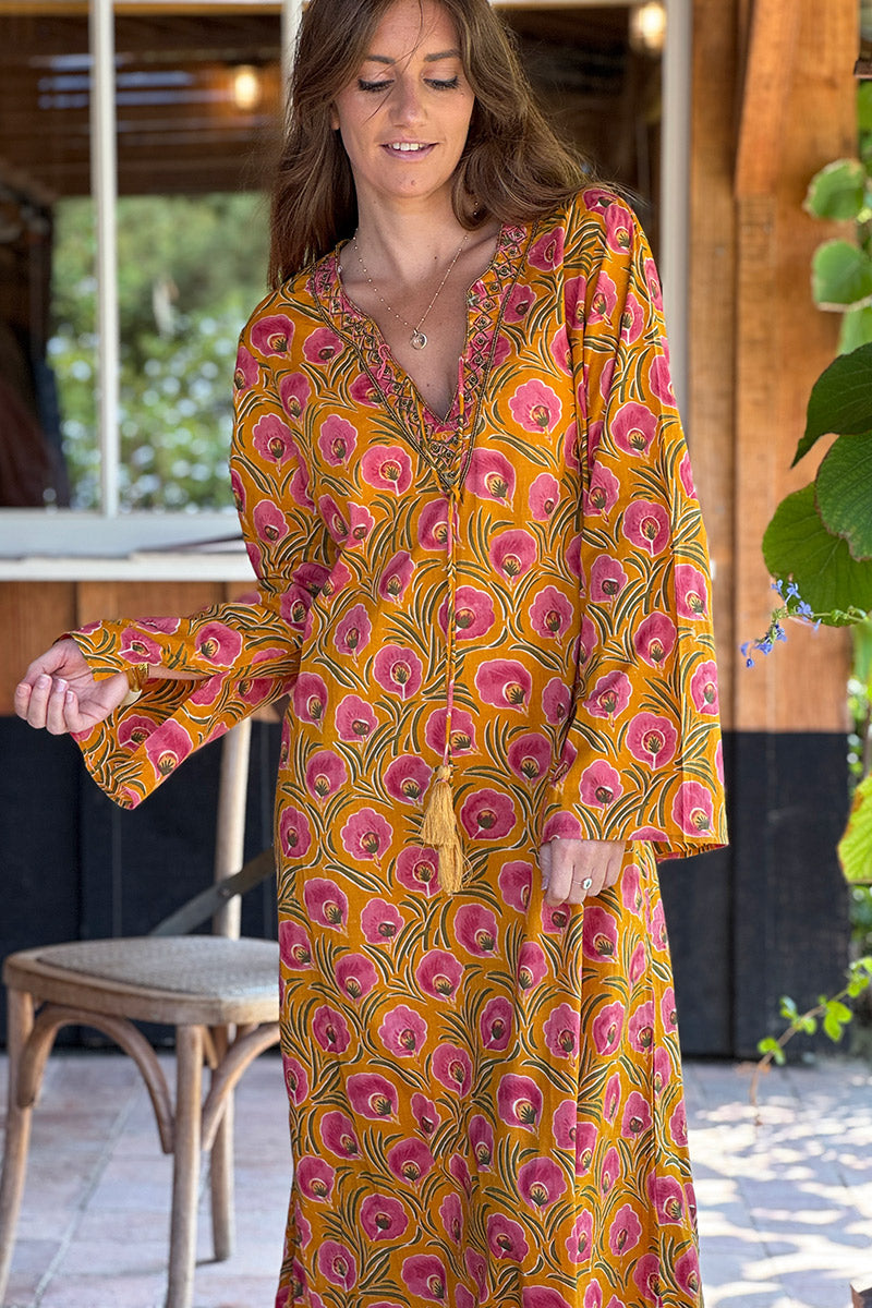 Robe longue orange en coton imprimé fleurs roses col perles et pompons