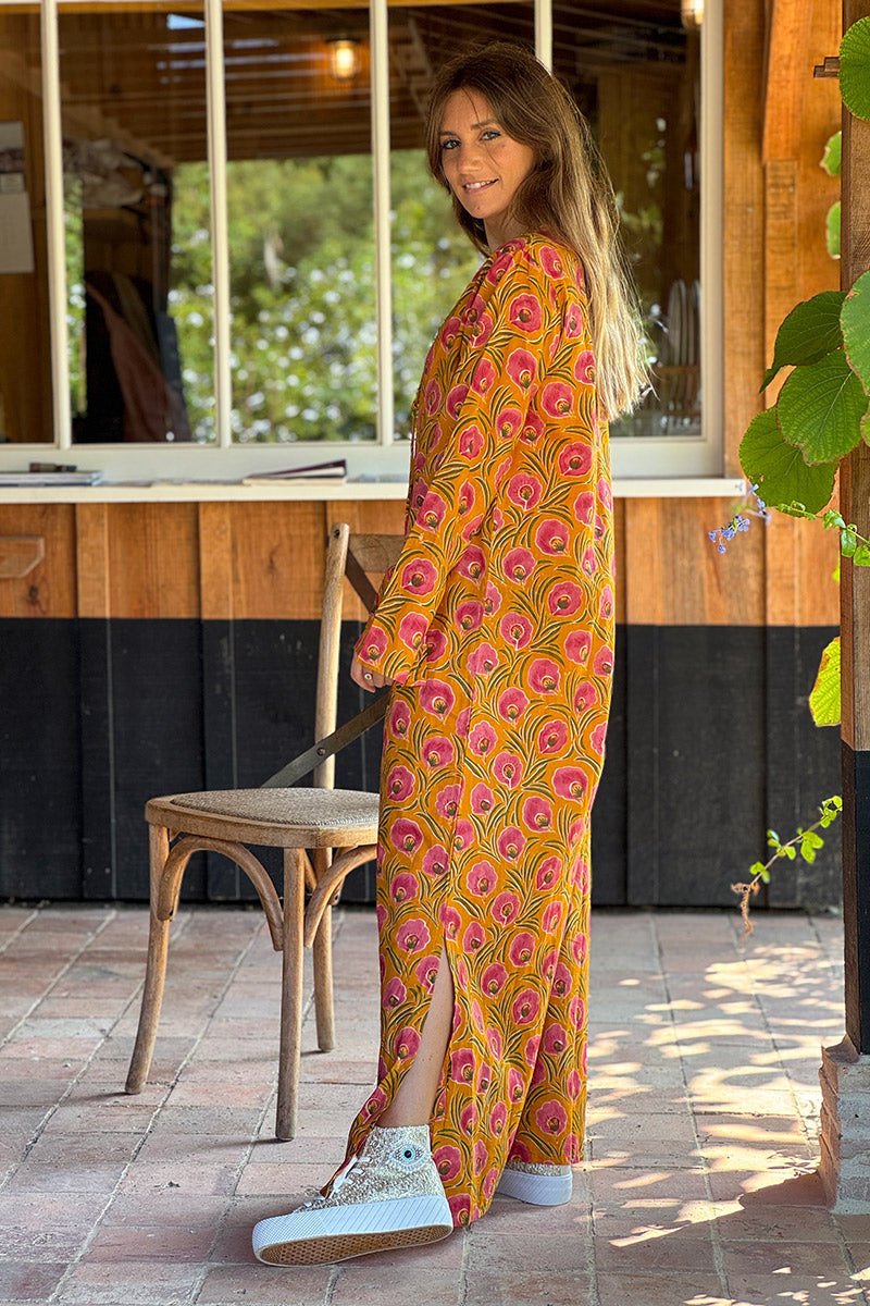 Robe longue orange en coton imprimé fleurs roses col perles et pompons