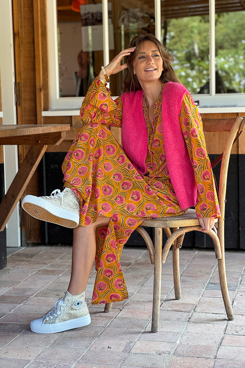 Robe longue orange en coton imprimé fleurs roses col perles et pompons