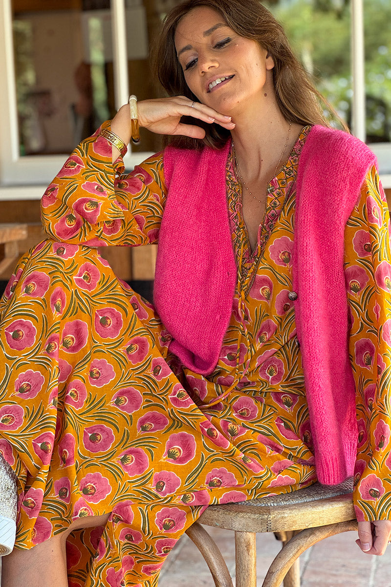 Robe longue orange en coton imprimé fleurs roses col perles et pompons