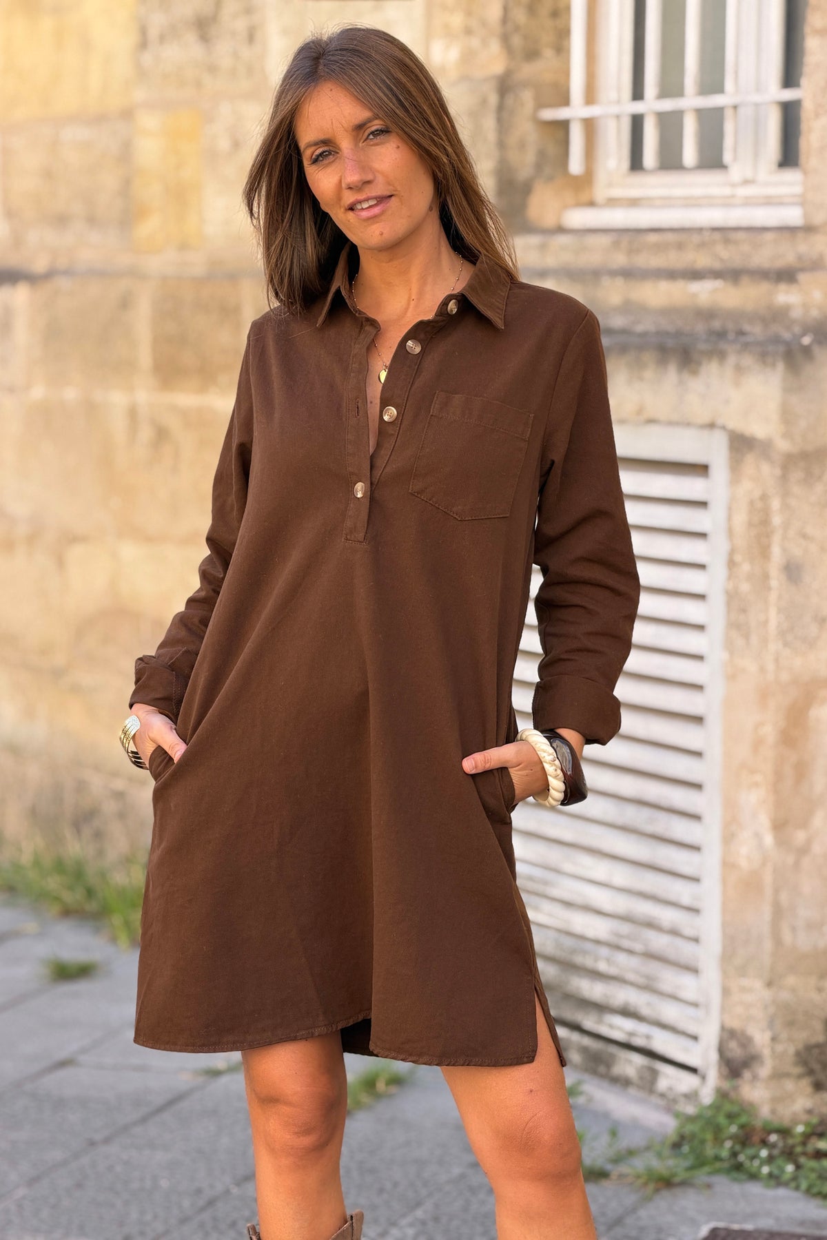 Robe marron en toile de jean col avec boutons écaille