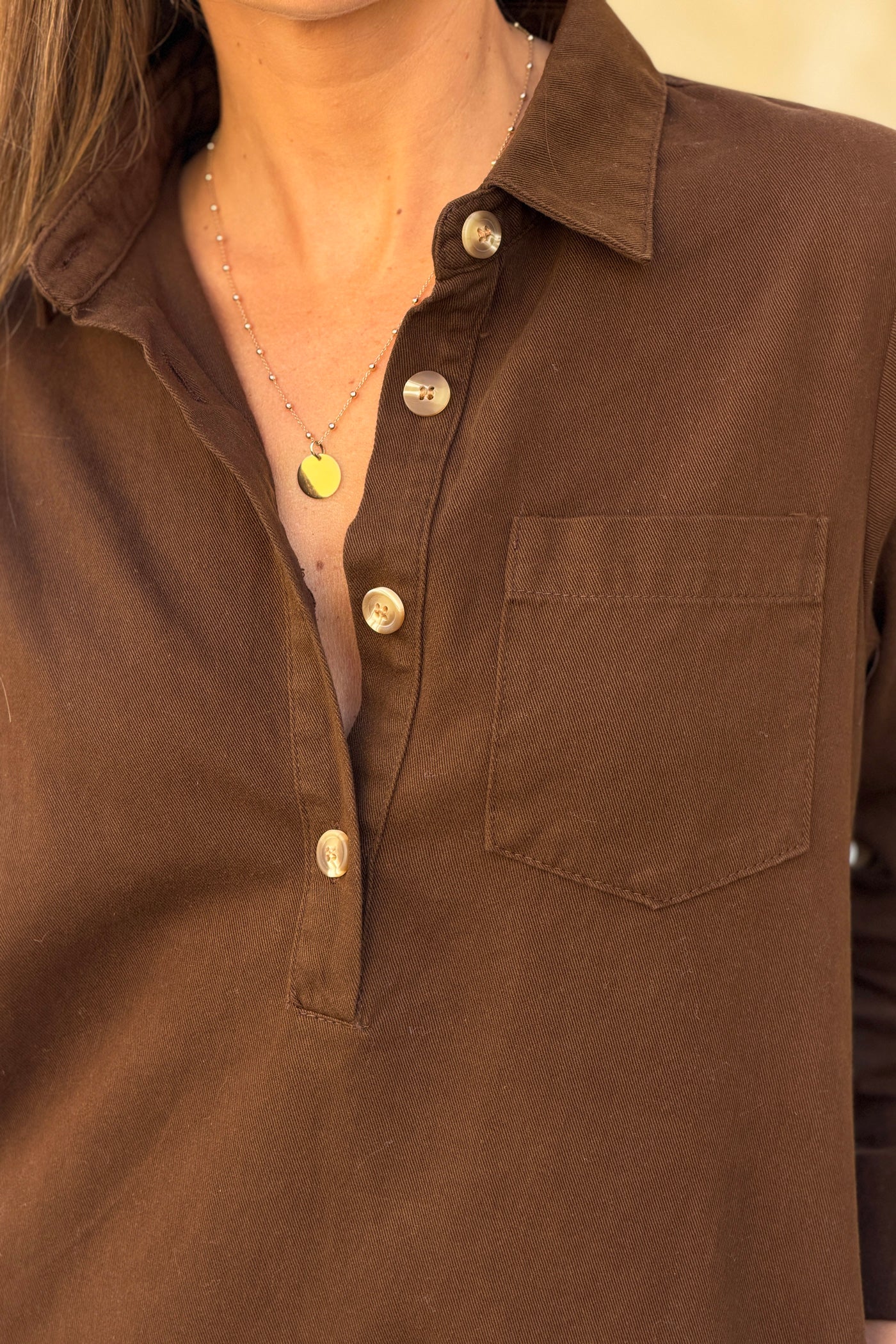 Robe marron en toile de jean col avec boutons écaille