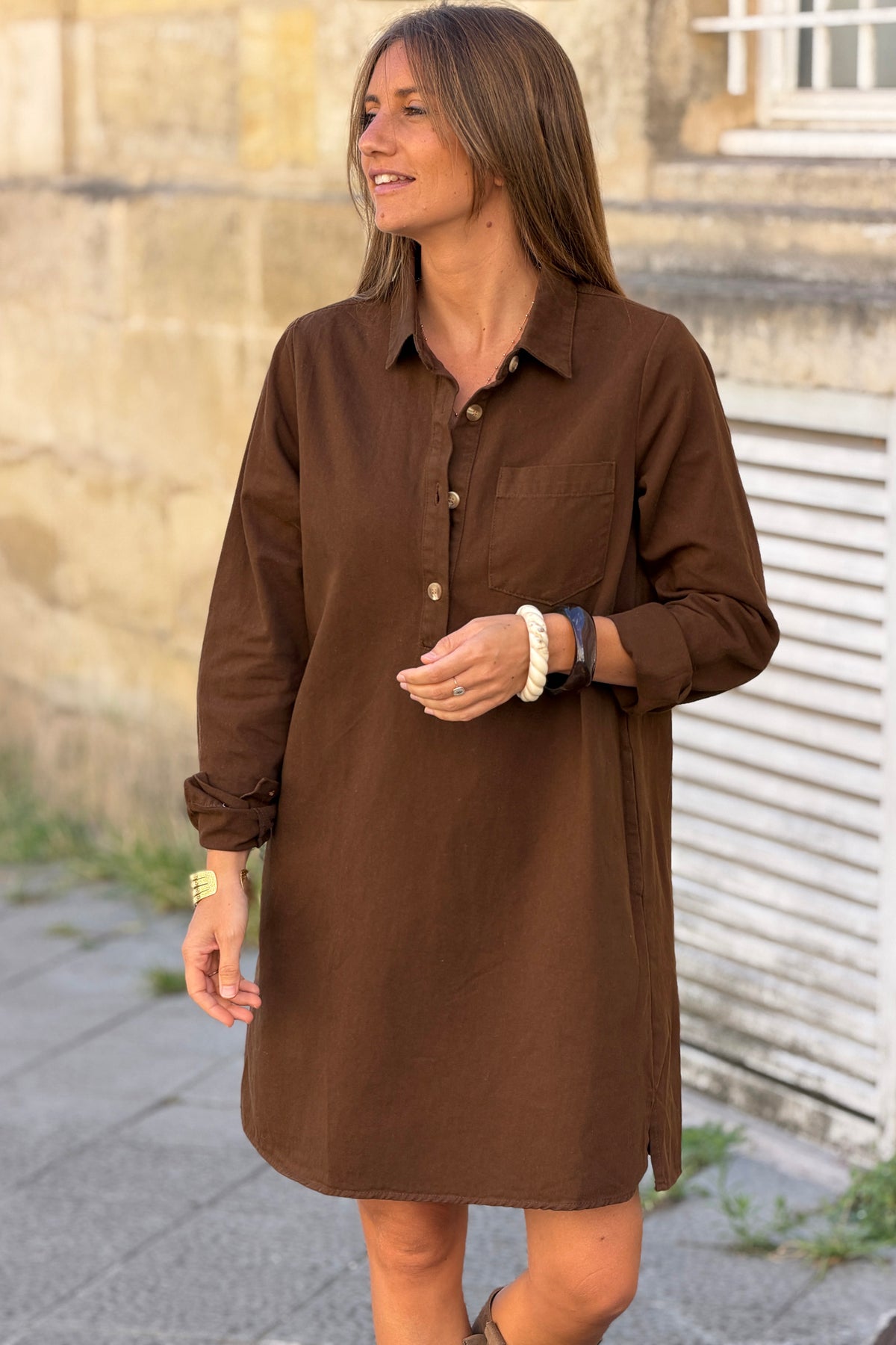 Robe marron en toile de jean col avec boutons écaille