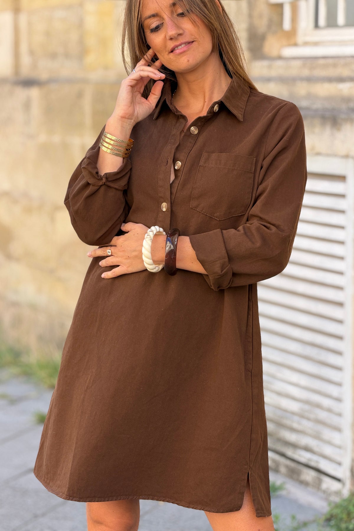 Robe marron en toile de jean col avec boutons écaille