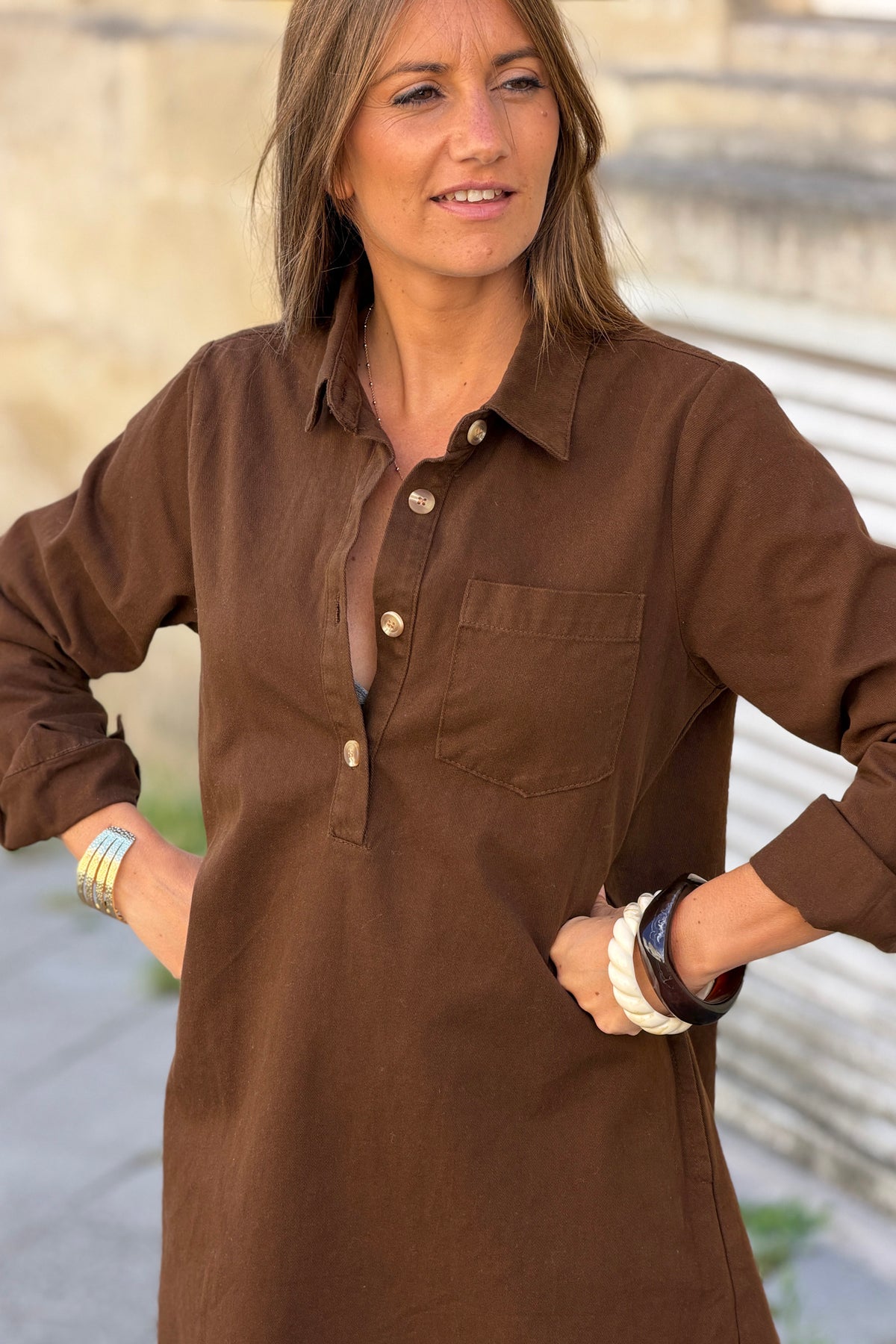 Robe marron en toile de jean col avec boutons écaille