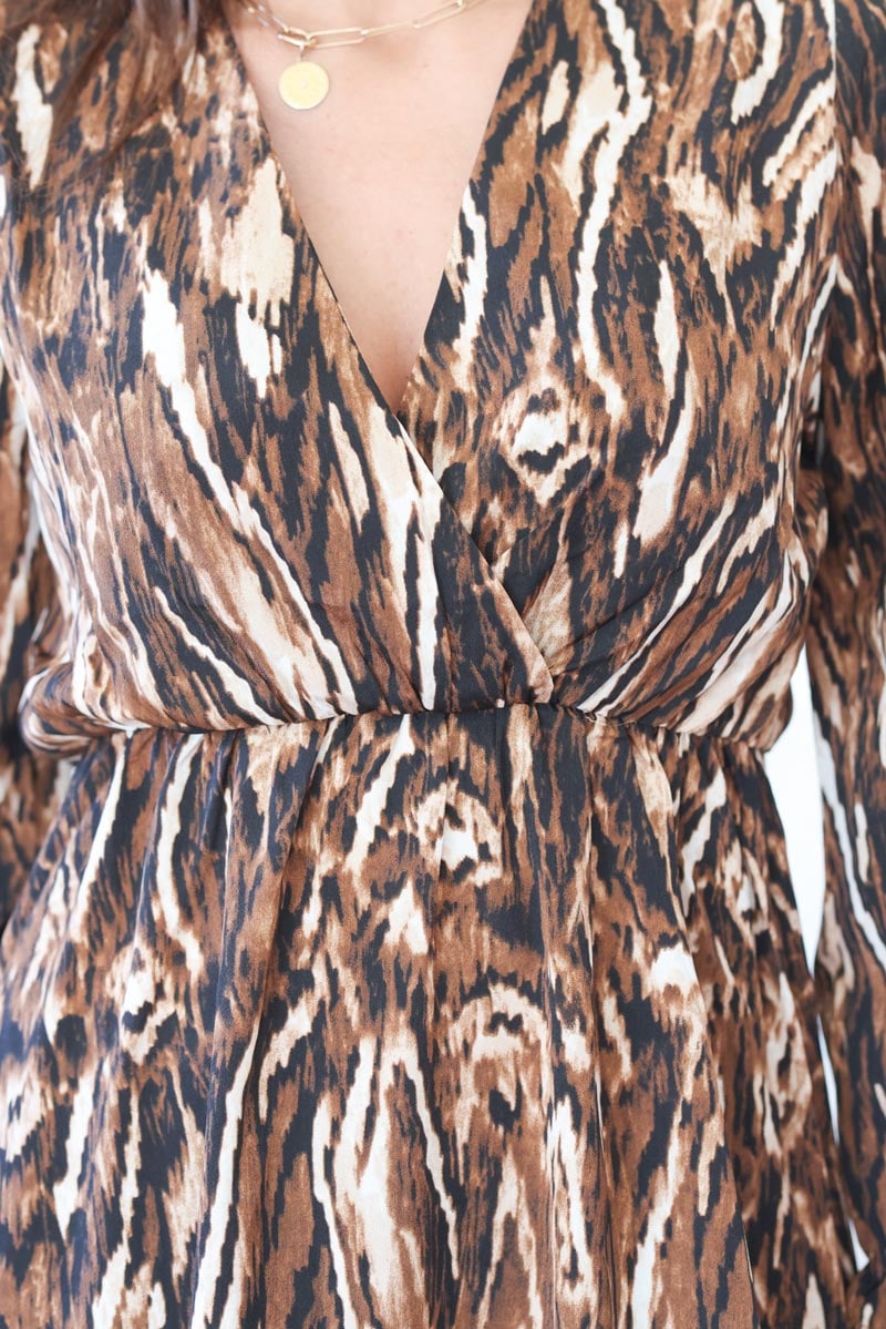 Robe mi longue fluide cache coeur imprime tie and dye effet animal camel E213 (1)