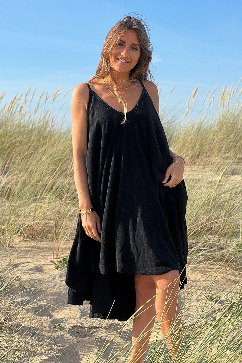 Vestido de rizo negro suave con tirantes