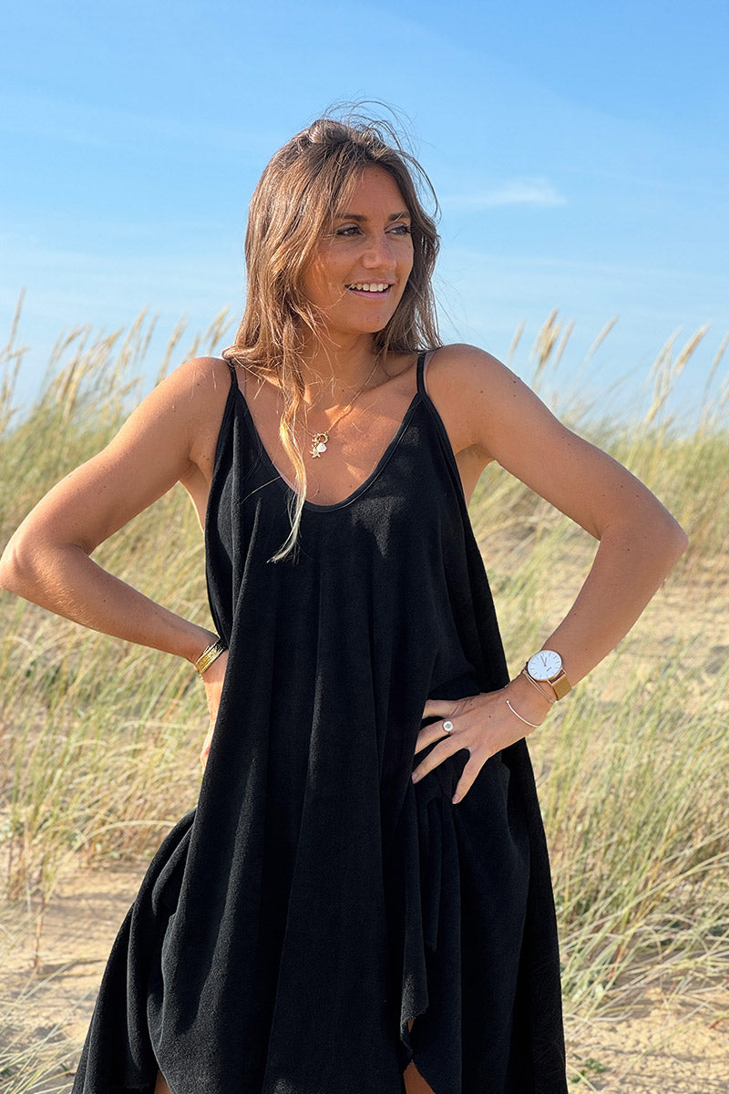 Vestido de rizo negro suave con tirantes