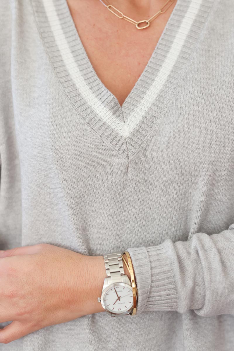 Robe pull gris clair en maille douce col v lisere e234 (1)