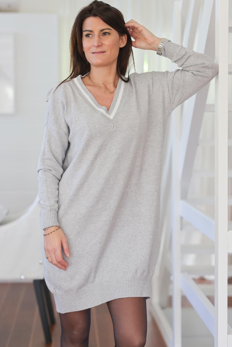 Robe pull gris clair en maille douce col v lisere e234 (1)