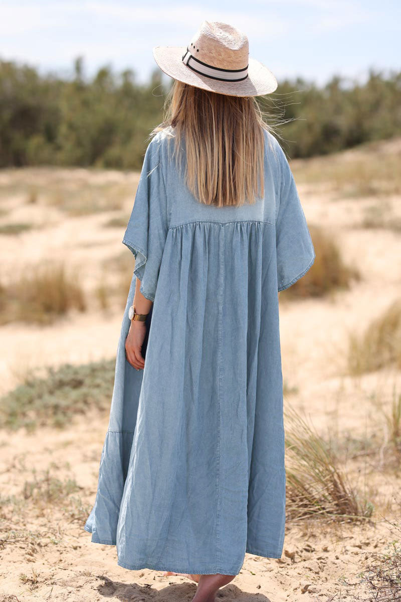 Vestido tencel fluido efecto denim desteñido con escote de pico