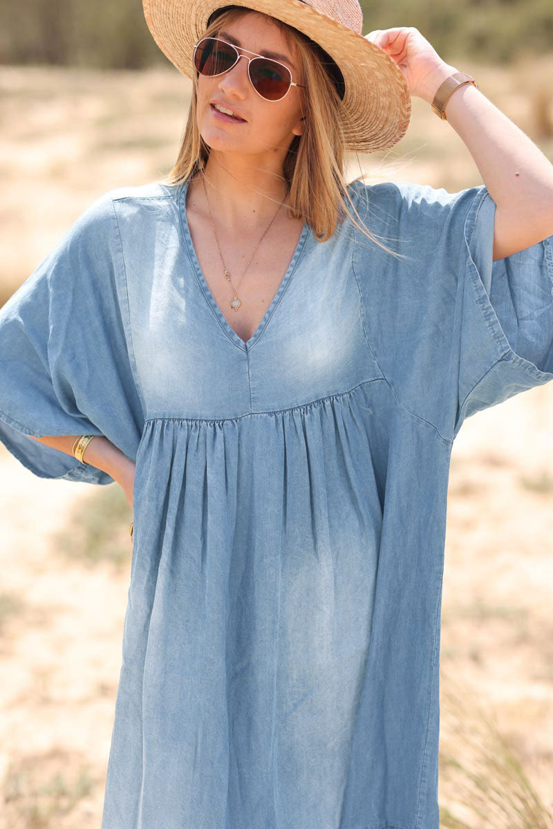 Vestido tencel fluido efecto denim desteñido con escote de pico