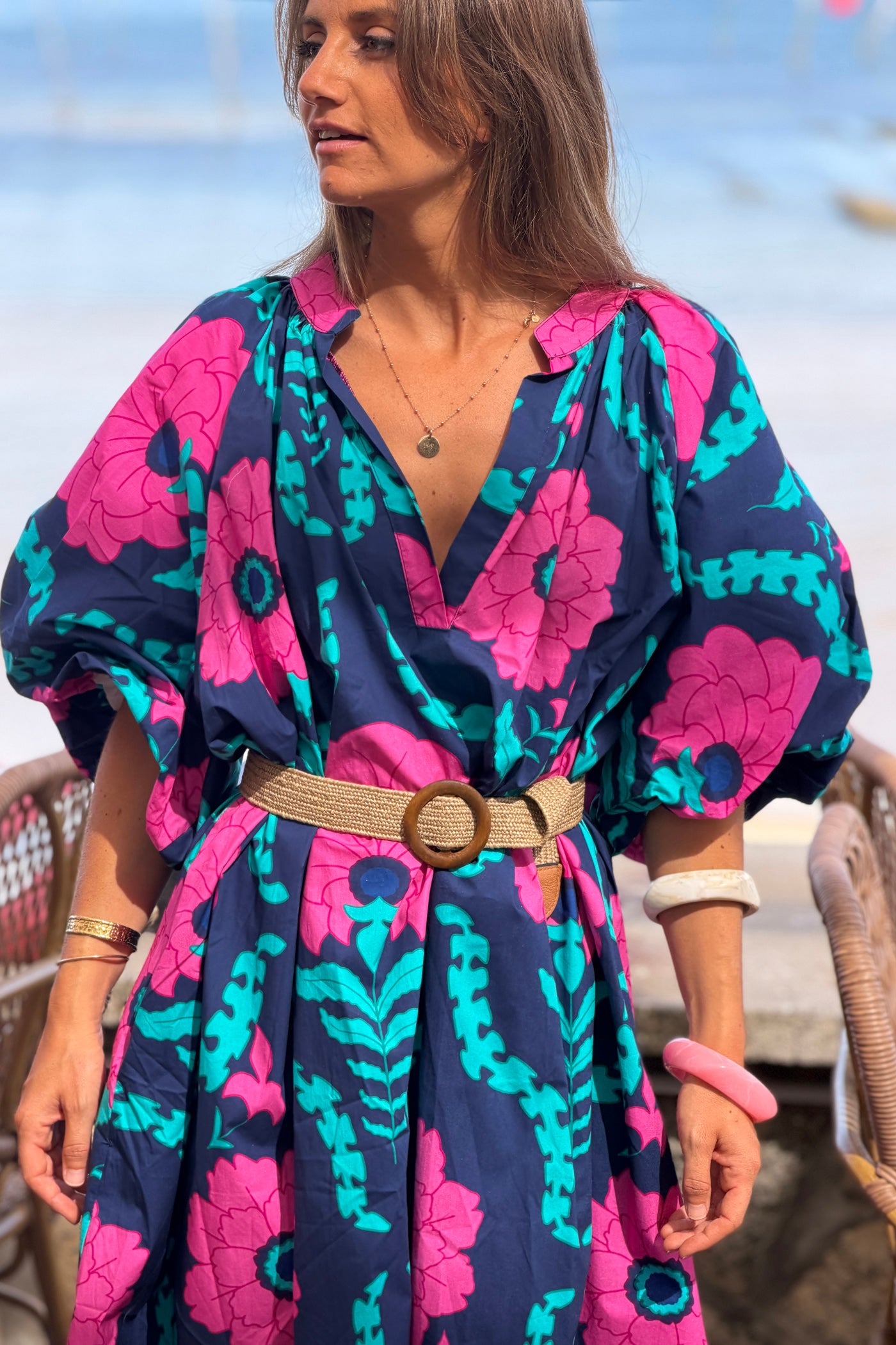 Robe très large bleu marine en coton imprimé grandes fleurs rose manches bouffantes