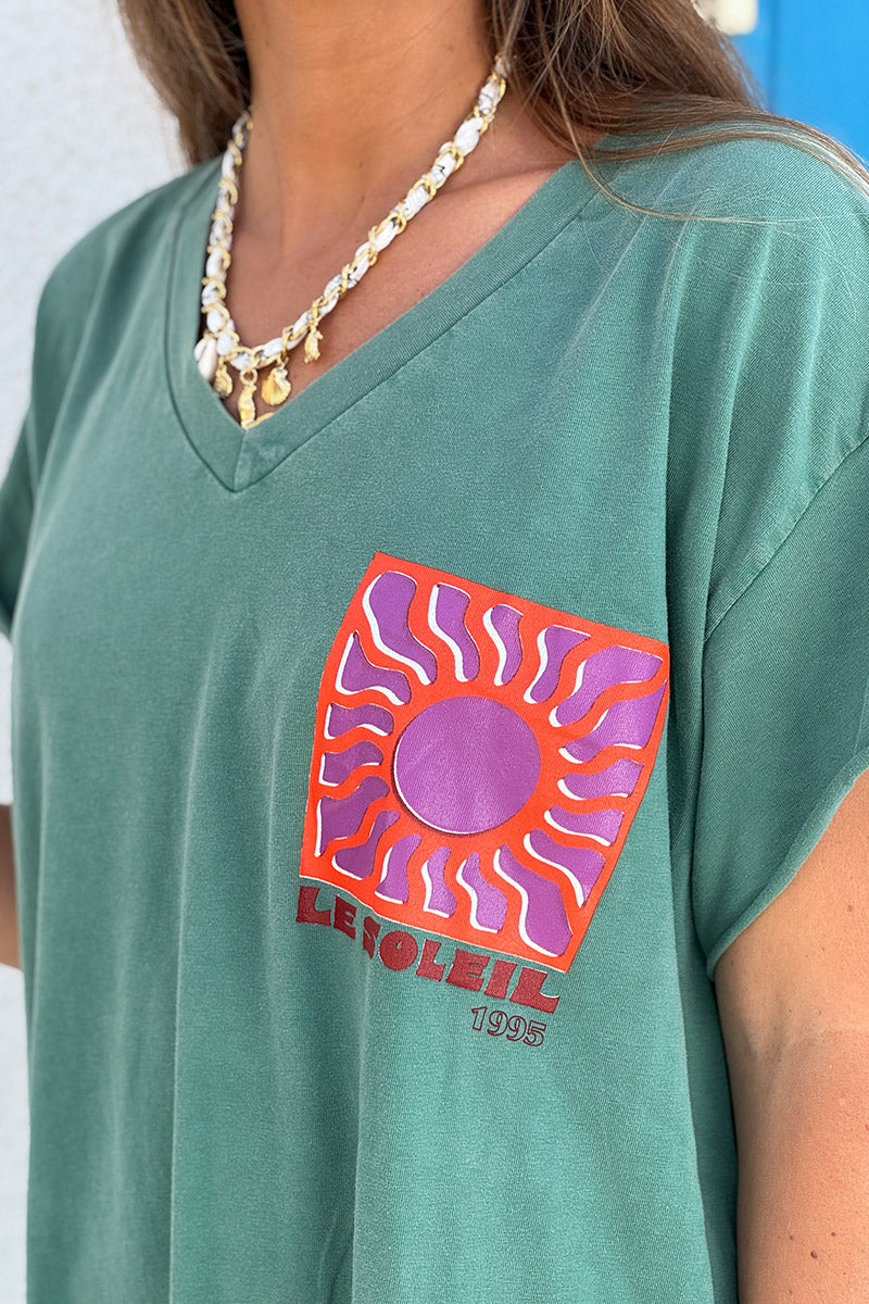 Robe t-shirt stretch et confort sauge imprimé logo Le Soleil dans le dos col v