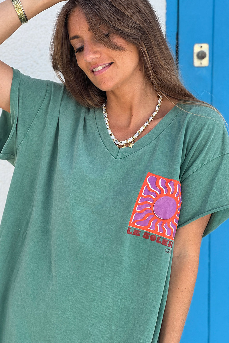 Robe t-shirt stretch et confort sauge imprimé logo Le Soleil dans le dos col v