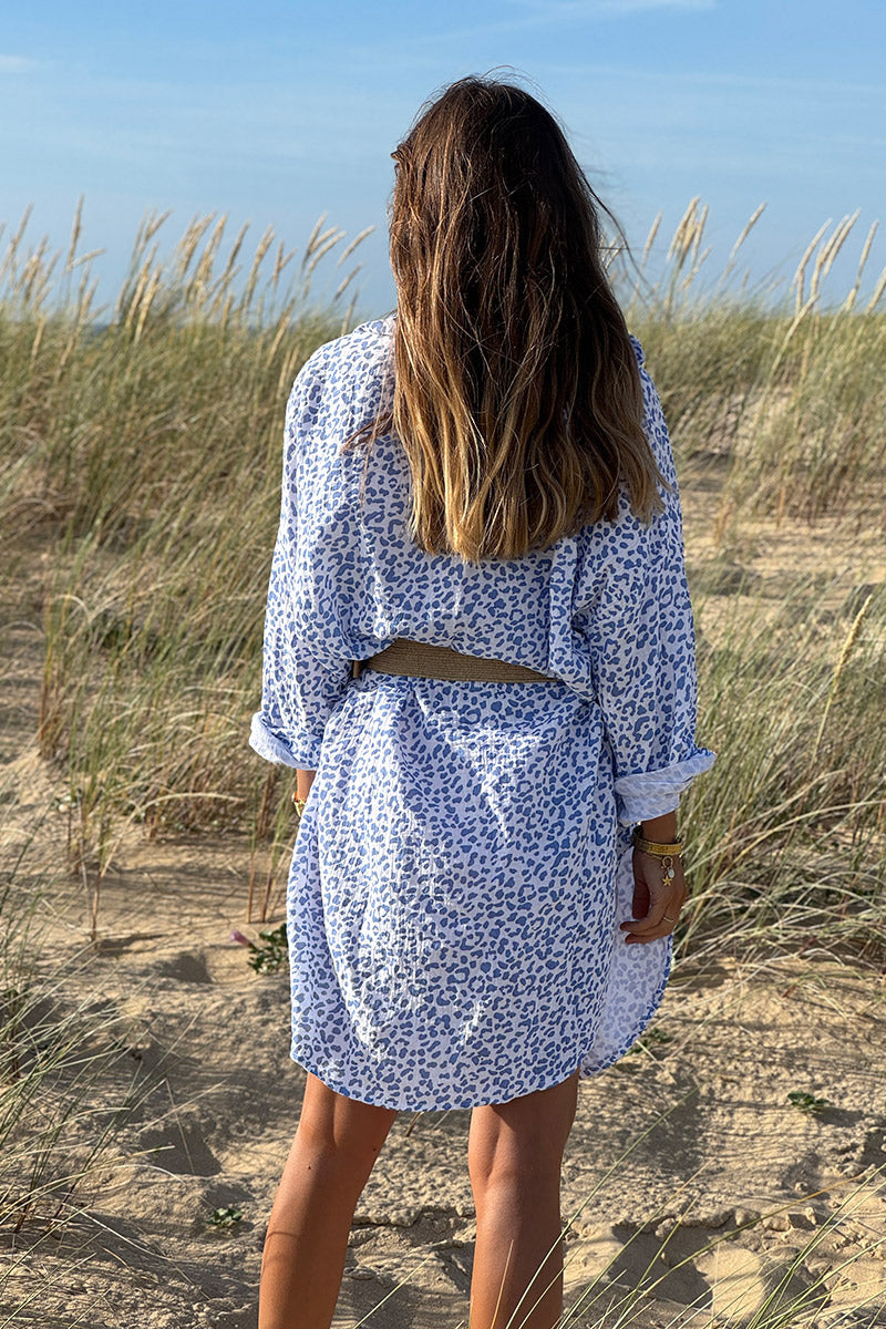 Robe tunique blanche coupe chemise en gaze de coton imprimé léopard bleu