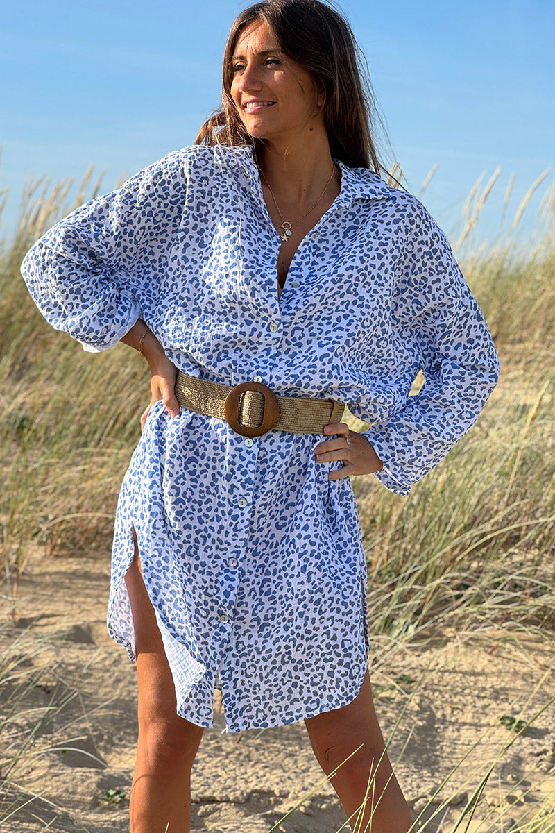 Robe tunique blanche coupe chemise en gaze de coton imprimé léopard bleu