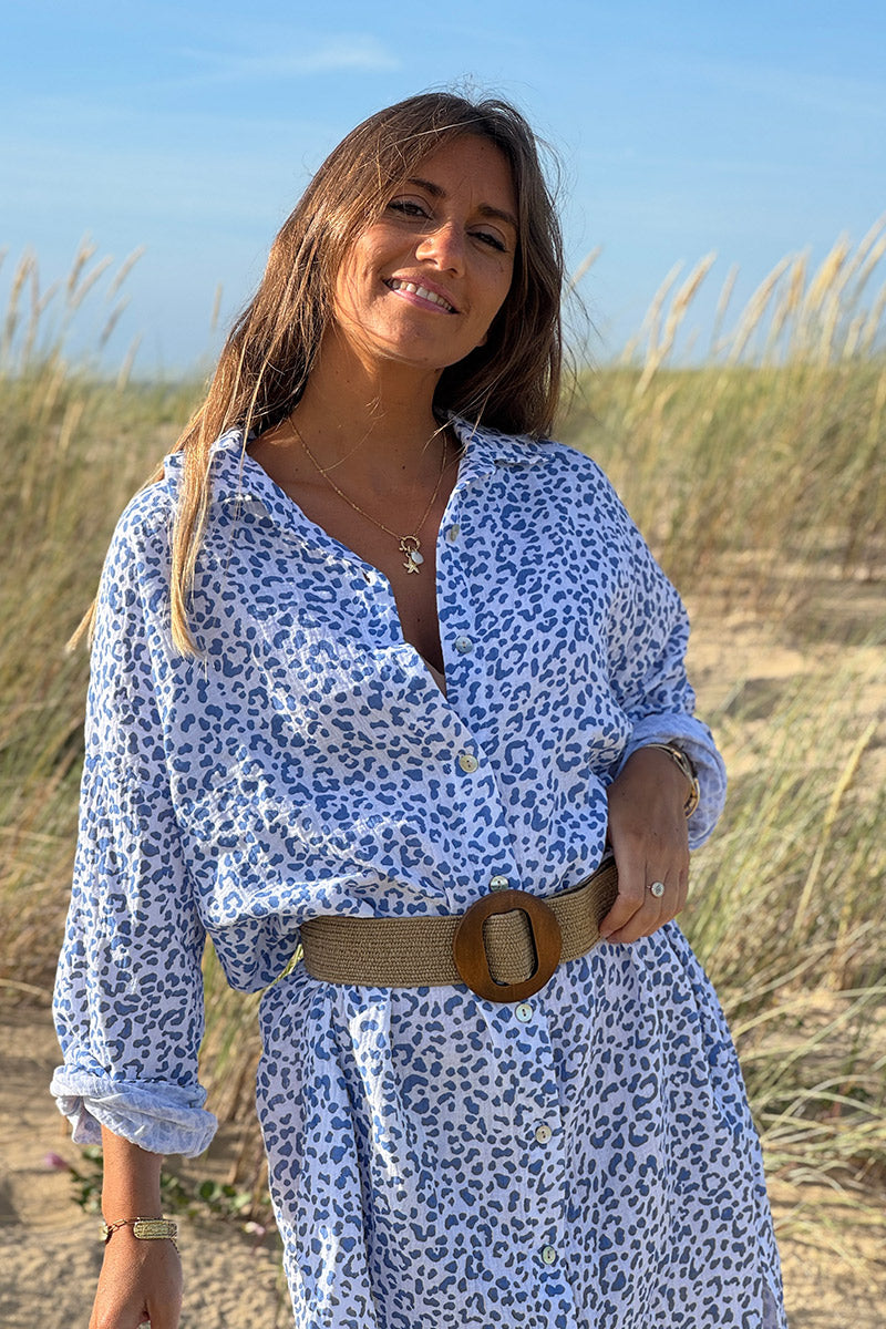 Robe tunique blanche coupe chemise en gaze de coton imprimé léopard bleu