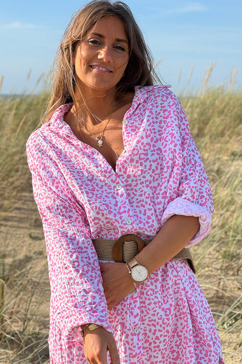 Robe tunique blanche coupe chemise en gaze de coton imprimé léopard rose