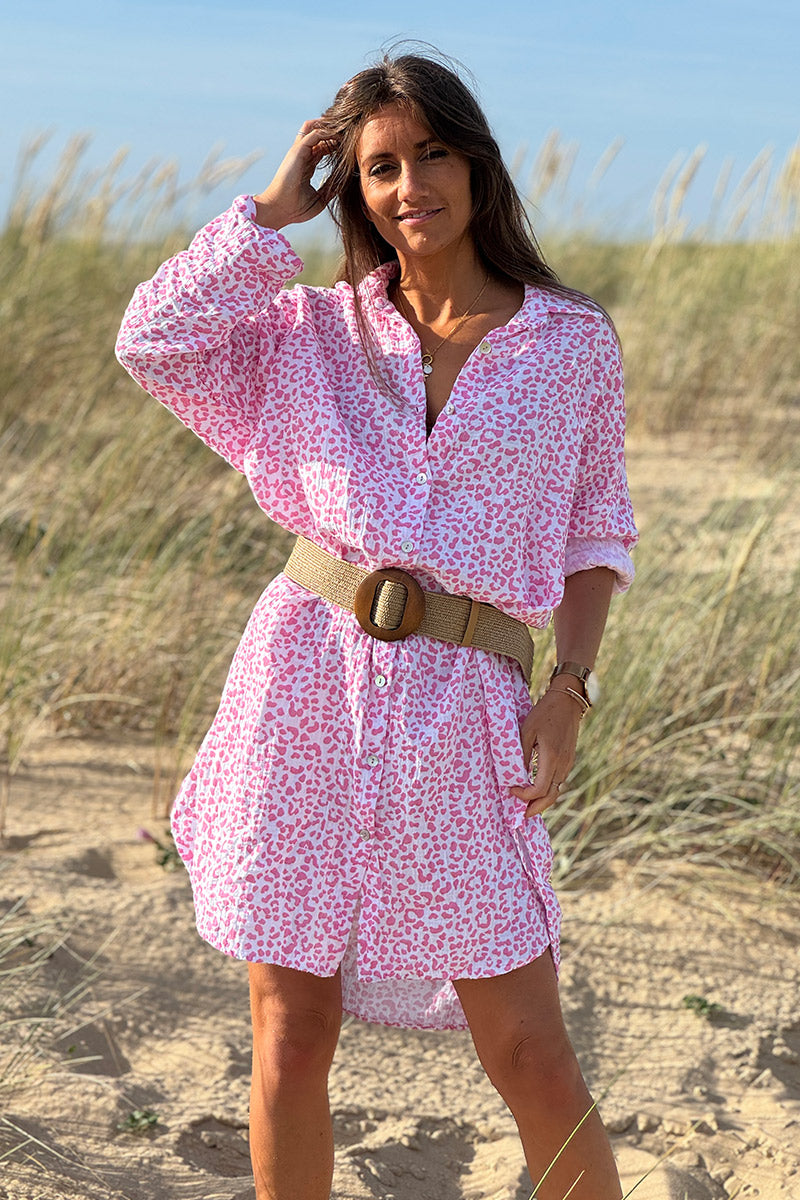 Robe tunique blanche coupe chemise en gaze de coton imprimé léopard rose