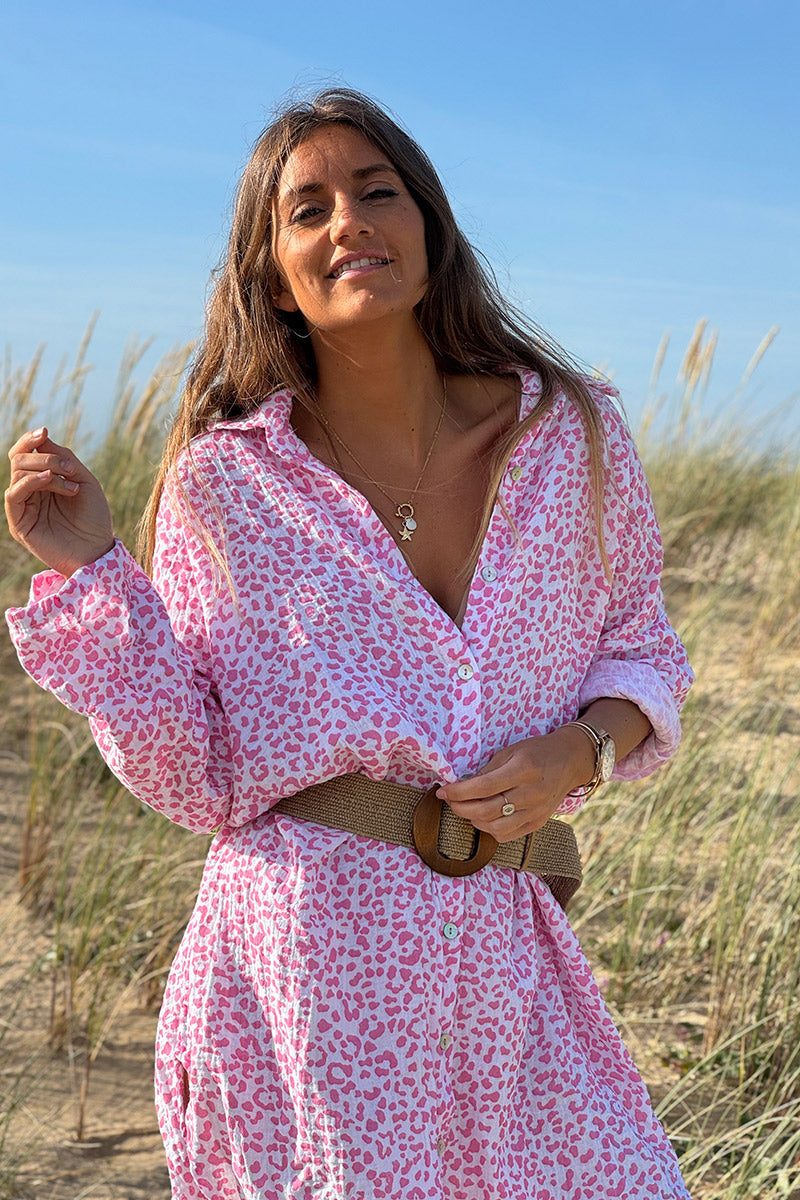 Robe tunique blanche coupe chemise en gaze de coton imprimé léopard rose