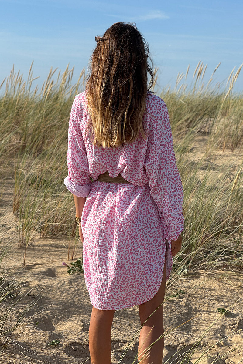 Robe tunique blanche coupe chemise en gaze de coton imprimé léopard rose