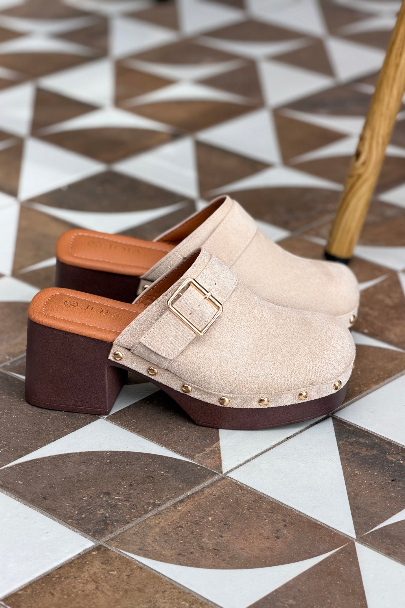 Sabots beige à talons détails boucle et clous