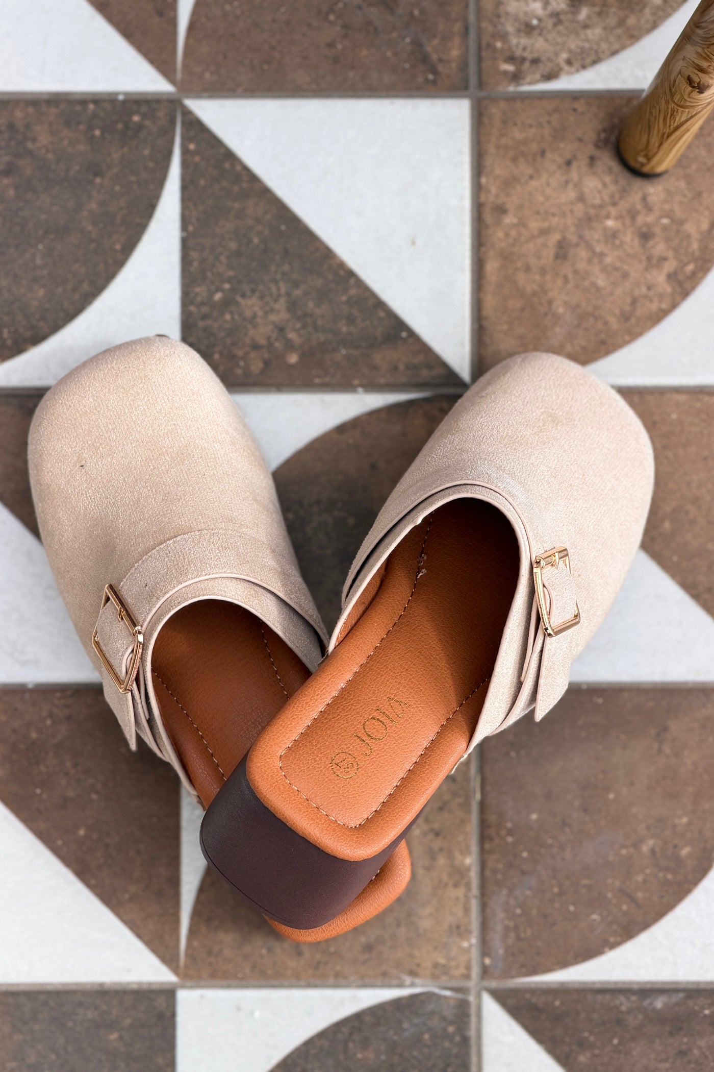 Sabots beige à talons détails boucle et clous