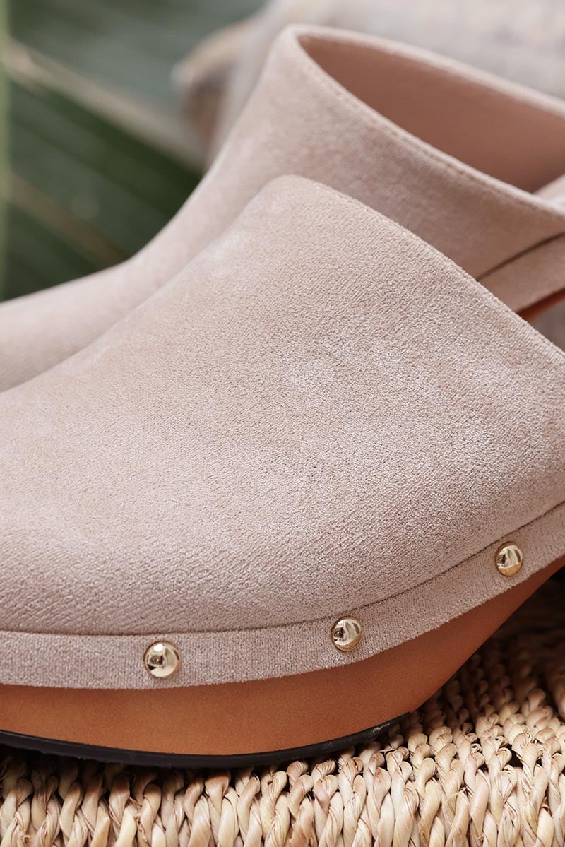 Sabots beige à talons en suédine petits clous dorés chaussures été pour femme H009
