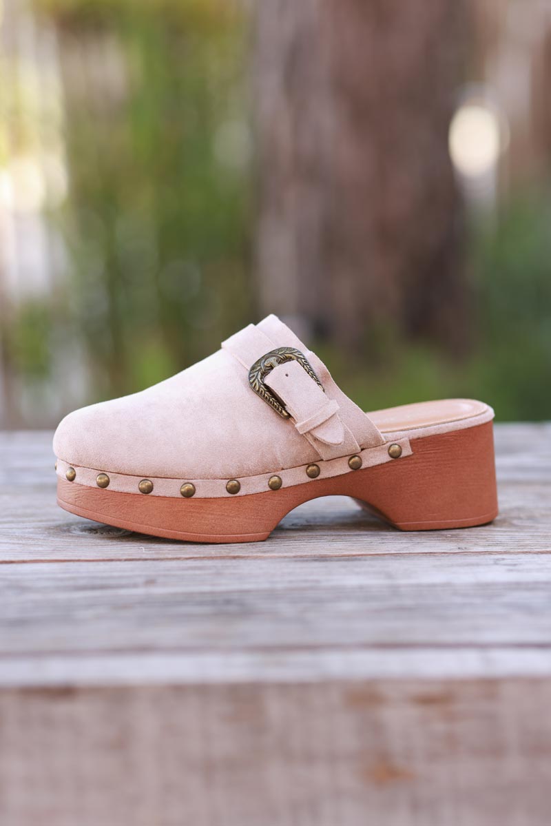 Sabots en suédine beige à talon détail clous et boucle relief