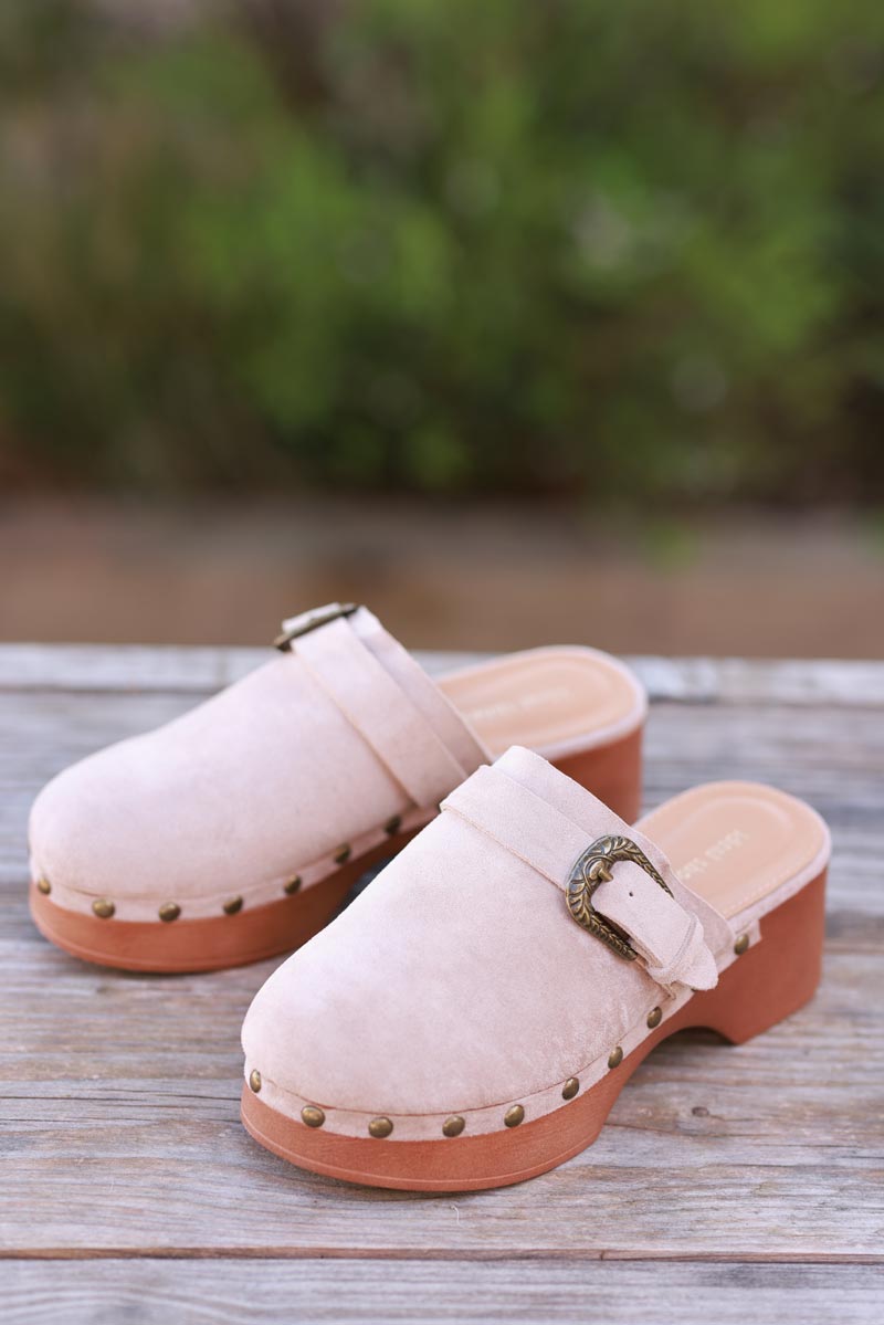 Sabots en suédine beige à talon détail clous et boucle relief