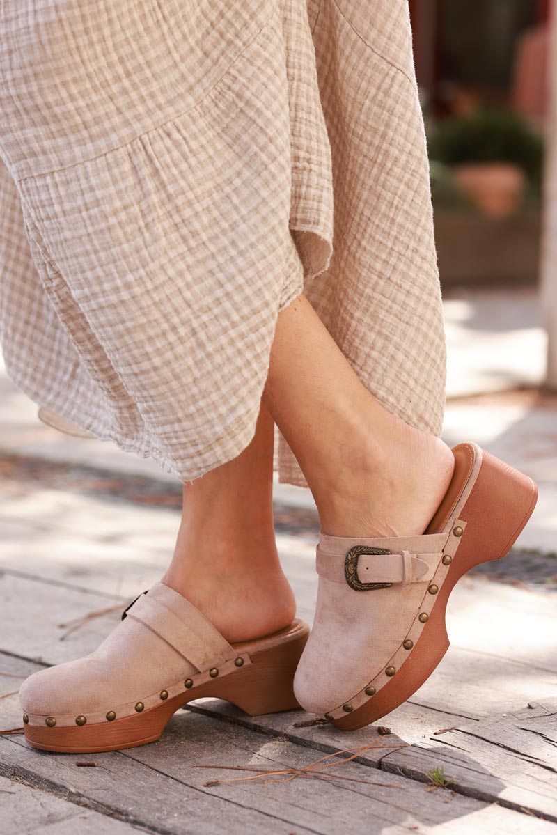 Sabots en suédine beige à talon détail clous et boucle relief