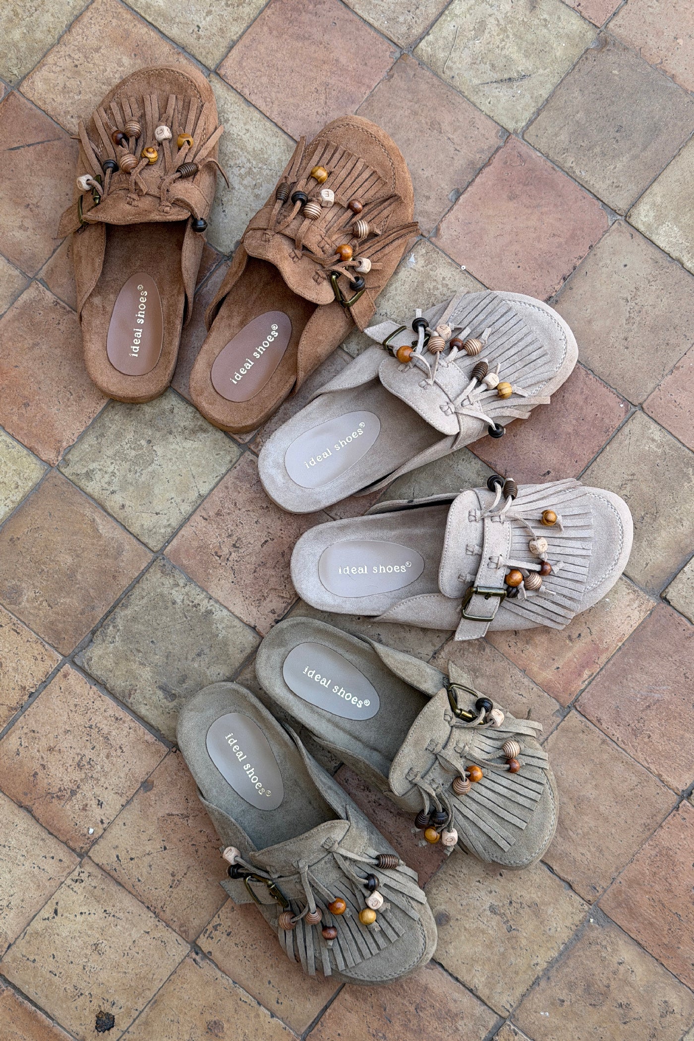 Sabots mules en suédine camel avec boucles franges et perles bois