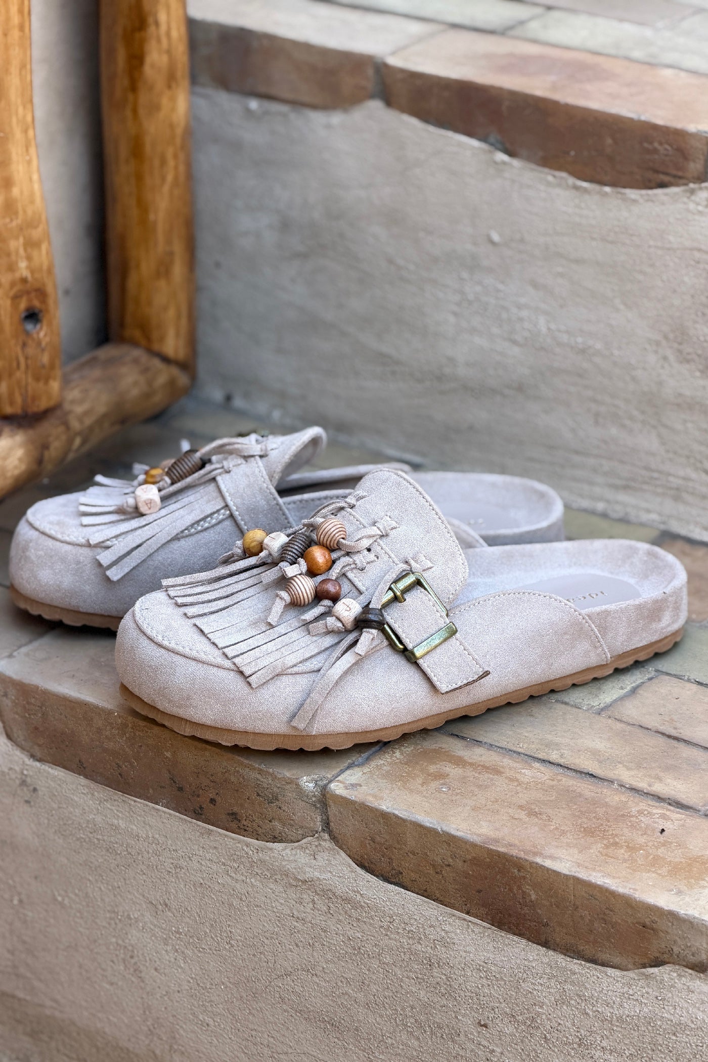 Sabots mules en suédine beige avec boucles franges et perles bois