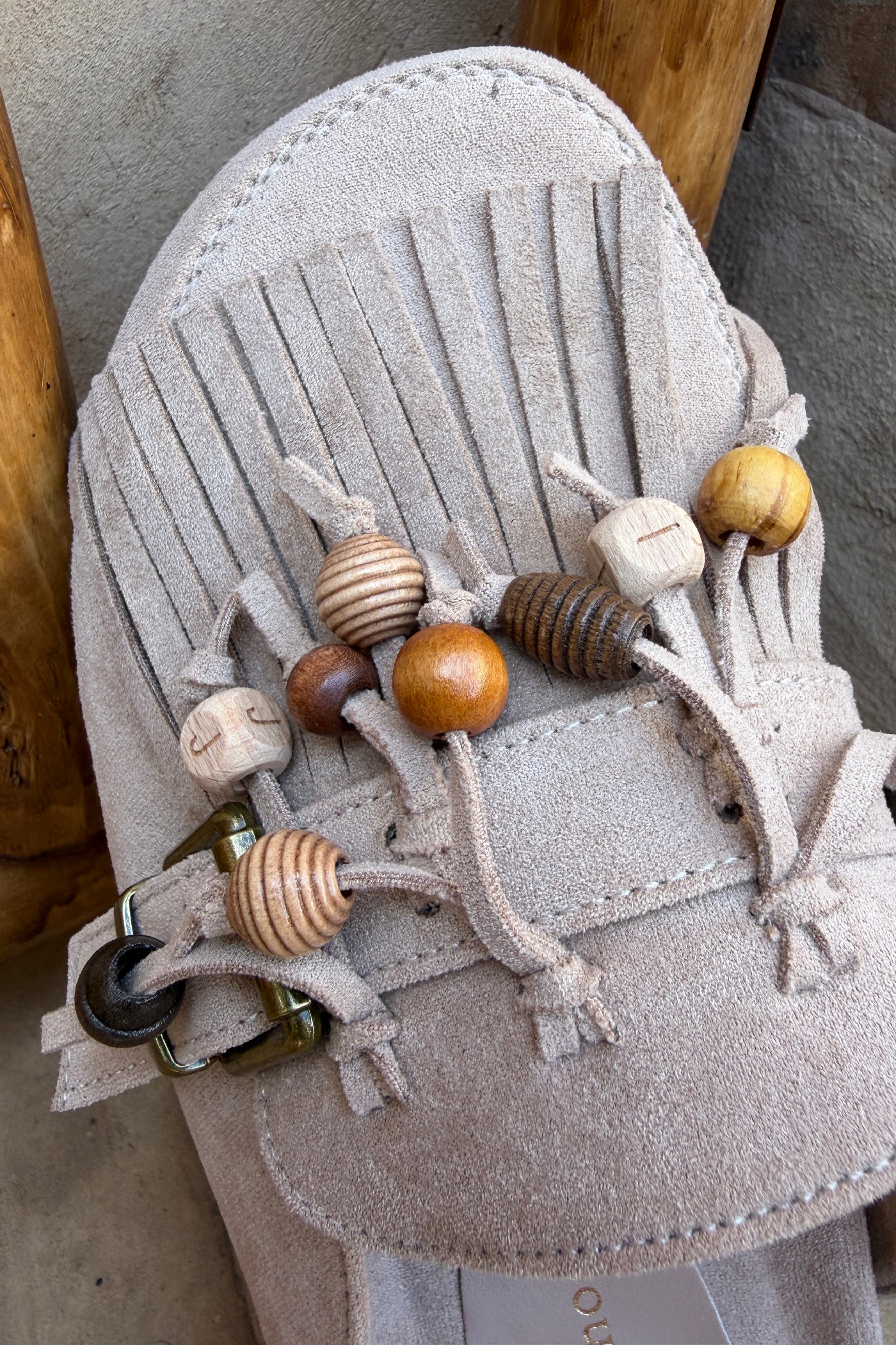 Sabots mules en suédine beige avec boucles franges et perles bois